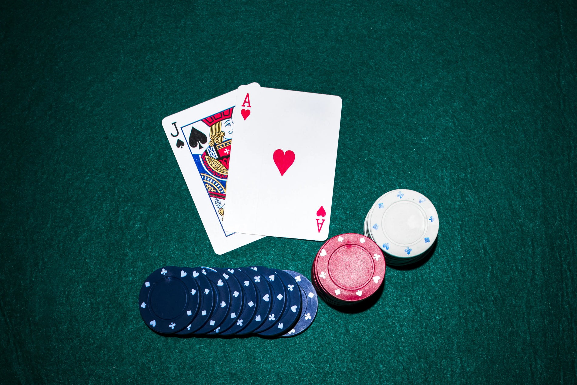 Infrared Marked Cards vs UV Marked Playing Cards — Which One is Suitable for You?